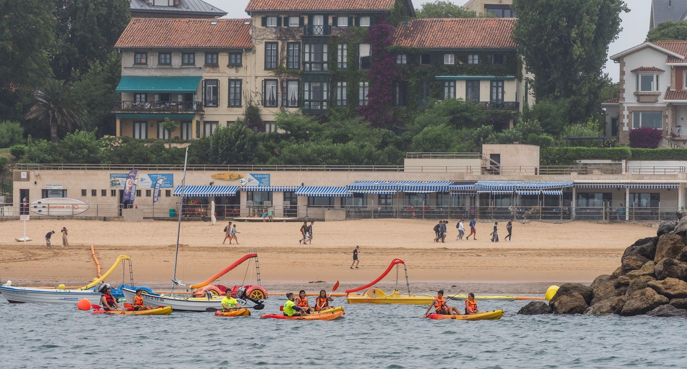 Durante el trayecto se recorrerán las diferentes playas de Santander: desde Los Peligros hasta Mataleñas.