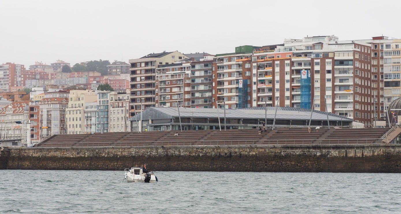 El trayecto deja atrás el Dique de Gamazo para dirigirse a la playa de Los Peligros, La Magdalena y Bikinis.