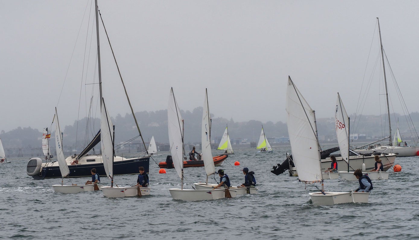 Varias personas practican vela en el entorno de la bahía.