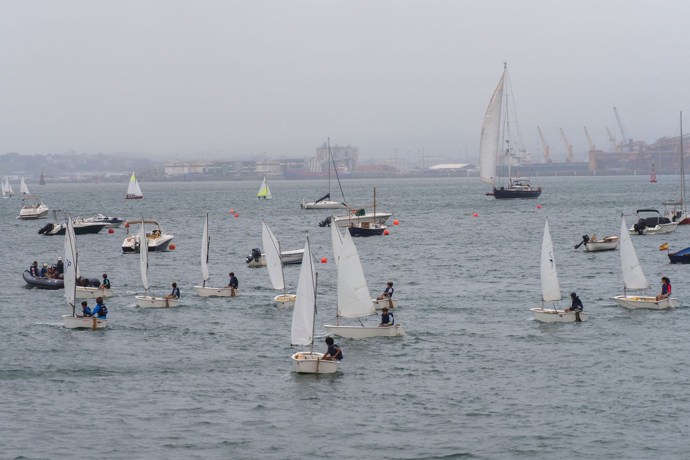 Un grupo de jóvenes practica vela, esta semana, en la bahía de la ciudad.