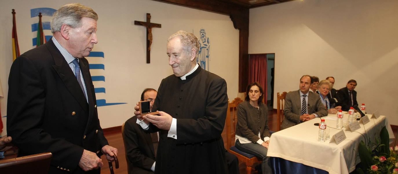 Luis López Ormazabal (d) entrega la medalla de oro de la Fundación Asilo a Juan Manuel Pérez de Guzman, marques de Morbecq en 2015.