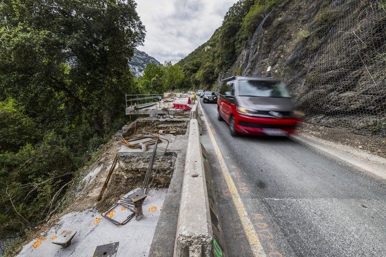 Una caravana de vehículos circula por el único carril habilitado en el tramo de Lebeña. A la izquierda, el voladizo para ganar metros de anchura a la carretera.