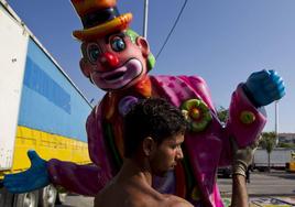 LAS FERIAS, EN LA CIUDAD. Desde el día que empiezan a montarlas ya provocan una mirada de reojo. Sobre todo, en los niños. No hay verano en Santander sin un paseo por las ferias y están de regreso esta Semana Grande.