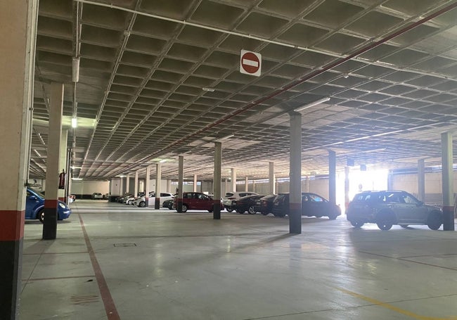 Interior del parking del puerto de Laredo