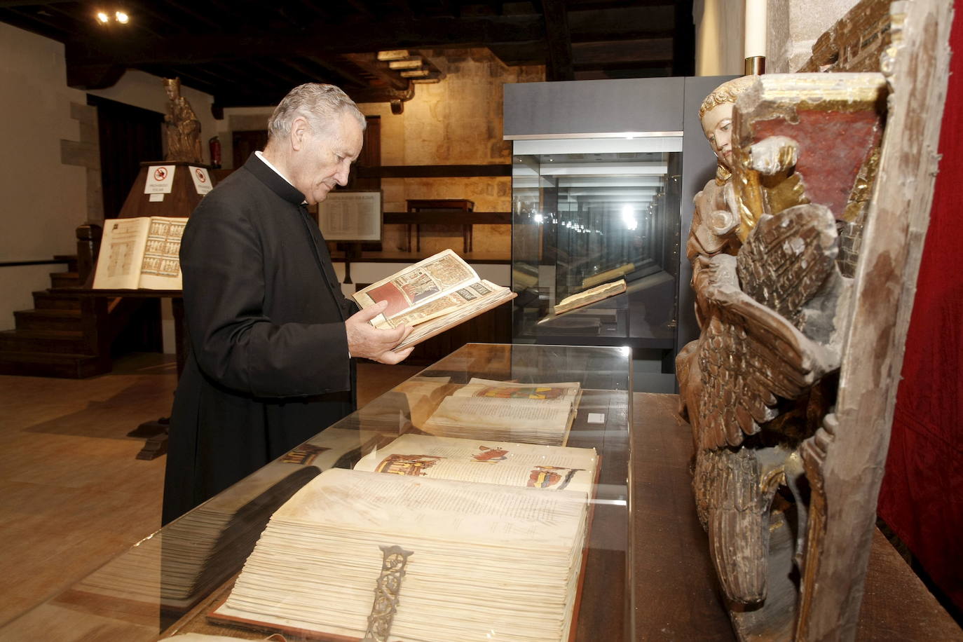 La exposición 'Religiosidad y arte en los libros' de la colección del abad de la colegiata de Santillana del Mar, Luis López Ormazábal se celebró en 2010.