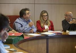 El exalcalde del PRC Miguel Ángel Ruiz interpela en un pleno al también exalcalde por el PP Jesús Díaz.