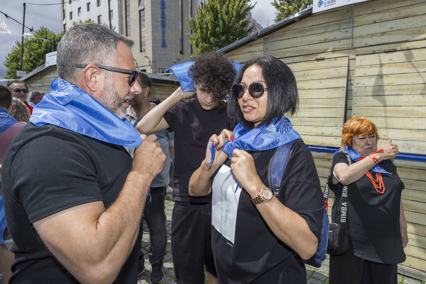 Los pañuelos azules vuelven a ser un año más los protagonistas, incluso antes del chupinazo.