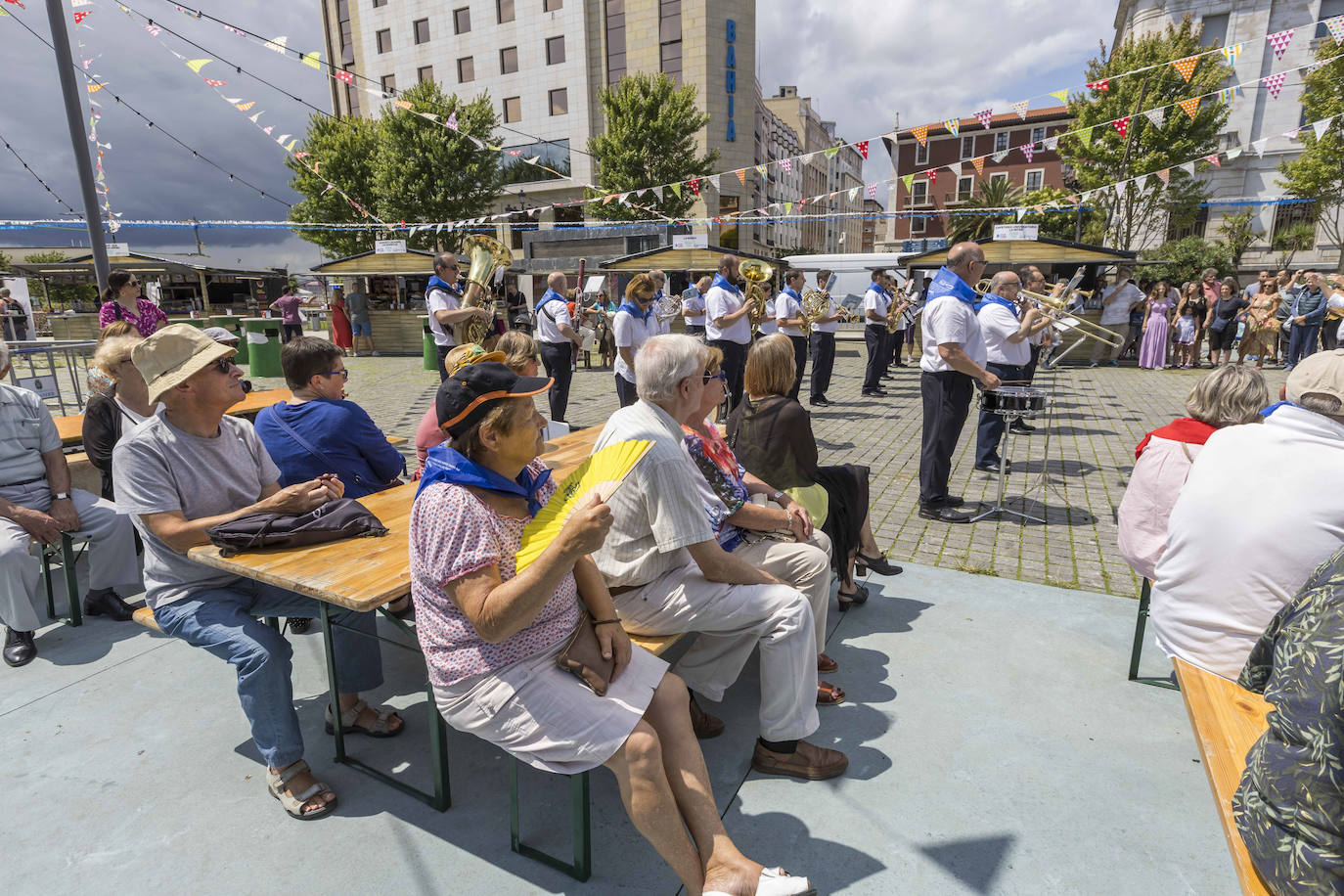 Calor, música y ambiente festivo en la Plaza de Alfonso XII.