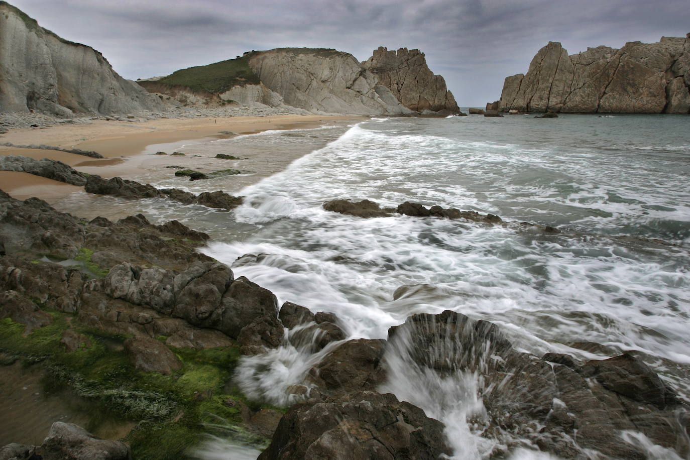 Playa de la Arnía. Cuenta con una longitud de 220 metros de arena fina y dorada. Situada a 3 kilómetros de la localidad de Soto de la Marina.