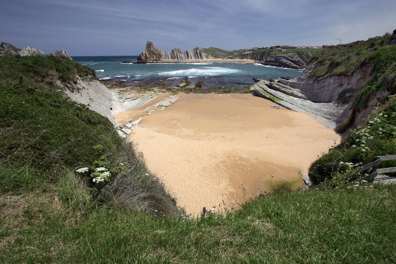 El acceso a la playa de Cerrias no es fácil ni está habilitado para todo el mundo. Los más aventureros podrán bajar por estas piedras a través de una escalera de madera.