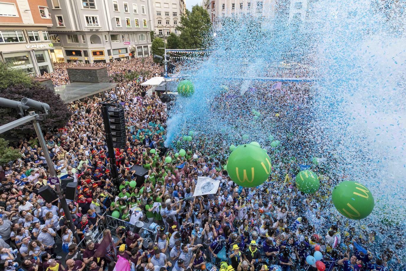 Como siempre, la plaza se inundó de globos y confeti de azul y blanco.