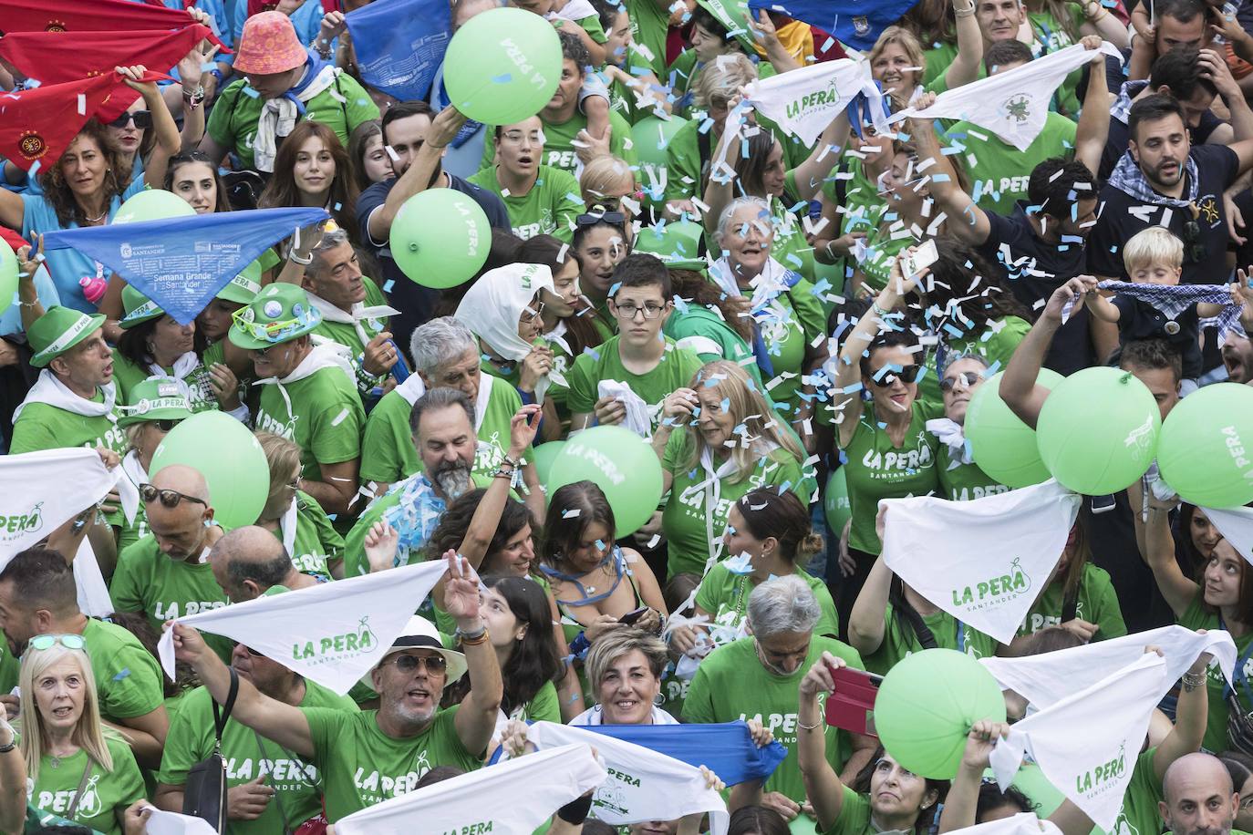 Nada más acabar las 'explosiones', 'La Fuente de Cacho' se convierto en el himno de la plaza.