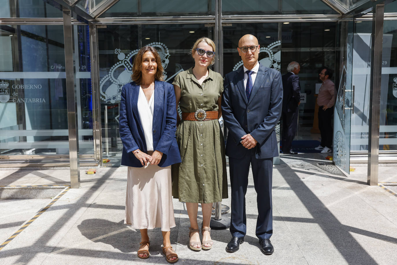 De izquierda a derecha: Susana Ruiz (Deportes), Eva Guillermina Fernández (consejera) y Juan Antonio González Fuentes (Cultura y Patrimonio Histórico). En la foto falta, pendiente de nombrar, a la persona que ocupará la Dirección General de Turismo.