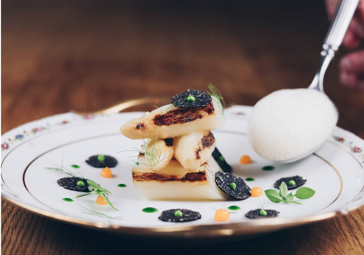 Espárragos blancos emplatados por el creador de la receta, el chef de José Manuel de Dios.