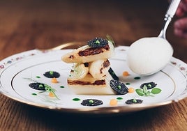 Espárragos blancos emplatados por el creador de la receta, el chef de José Manuel de Dios.