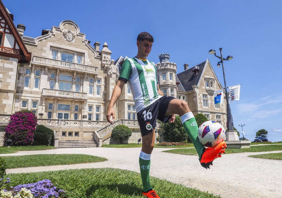 Iván Morante da unos toques de balón en el Palacio de la Magdalena tras su presentación