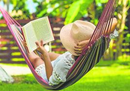 El verano permite disfrutar de agradables y sabrosos momentos de lectura al aire libre.