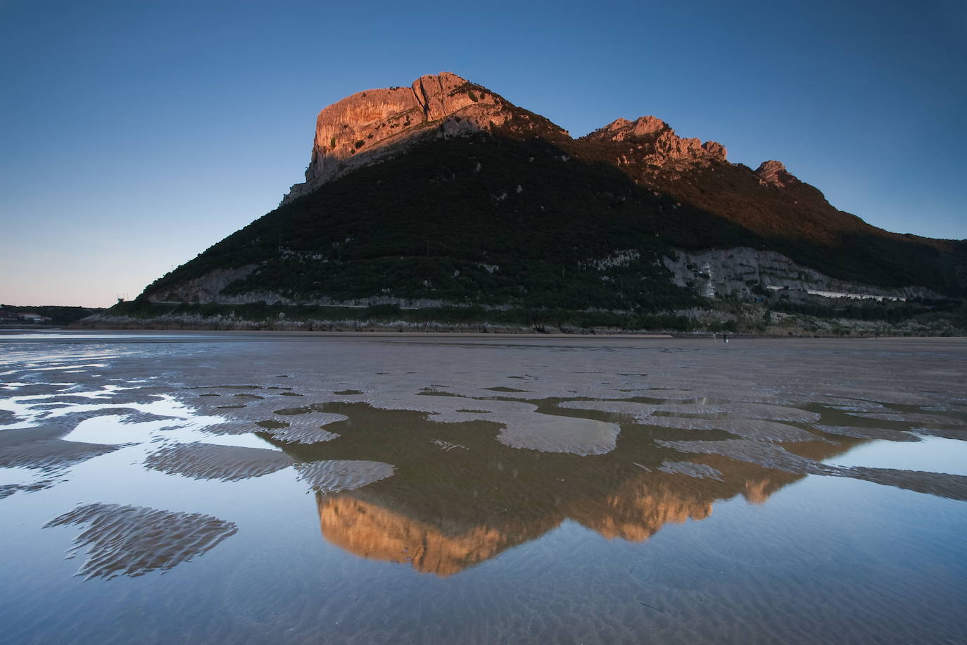 Playa de Oriñón. Esta localidad de Castro Urdiales le da nombre a esta ribera de mar que mide 1.290 metros de longitud. Un lugar de arena dorada ubicado entre los agrestes macizos del monte Candina y Cerredo.