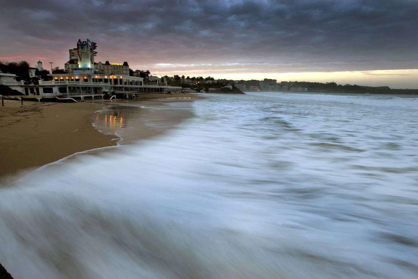 Primera Playa de El Sardinero. En este entorno natural, situado en el núcleo urbano de Santander, se puede disfrutar del símbolo de la Bandera Azul. Sus 350 metros de longitud son recorridos cada día por cientos de personas.