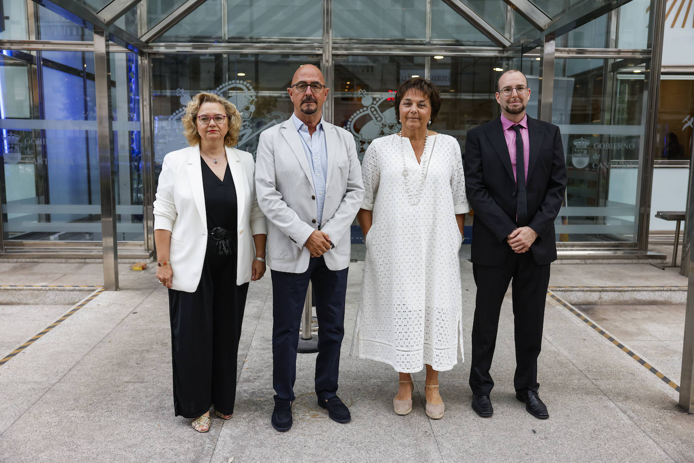 De izquierda a derecha: María Isabel Priede (Farmacia, Humanización y Coordinación Sociosanitaria), César Pascual (Consejero), María Isabel de Frutos Iglesias (Salud Pública) y Óscar Fernández Torre (Planificación, Ordenación, Gestión del Conocimiento y Salud Digital). En la imagen falta, entre otros, el nuevo gerente del Servicio Cántabro de Salud (SCS), Luis Carretero Alcántara.