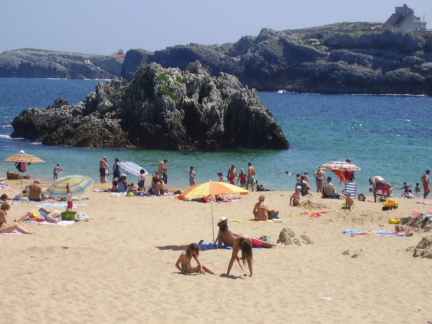 Playa de San Juan de La Canal. El lugar por excelencia donde celebrar una de las noches más mágicas del año. 200 metros de arenal en Santa Cruz de Bezana.