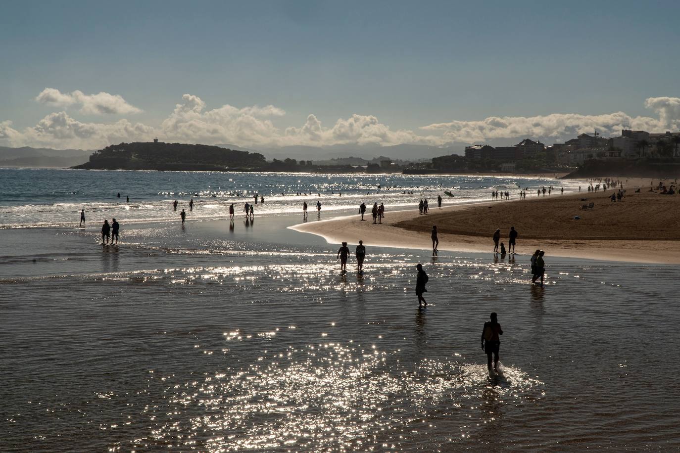 Esta playa está rodeada de un paisaje increible protagonizado por el Palacio de la Magdalena. Asimismo, cuenta con un gran paseo marítimo y varios restaurantes donde disfrutar de la gastronomía típica de Cantabria. 