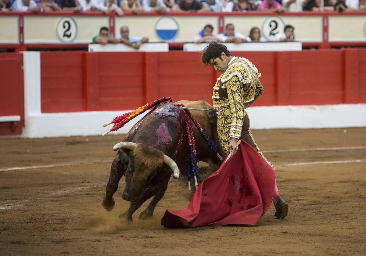 Cayetano Rivera toreará de salón para todos los aficionados, el martes, en la calle Padre Rábago.