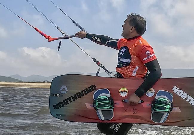 Julio Serrano realiza su actividad favorita en las aguas del cantábrico.