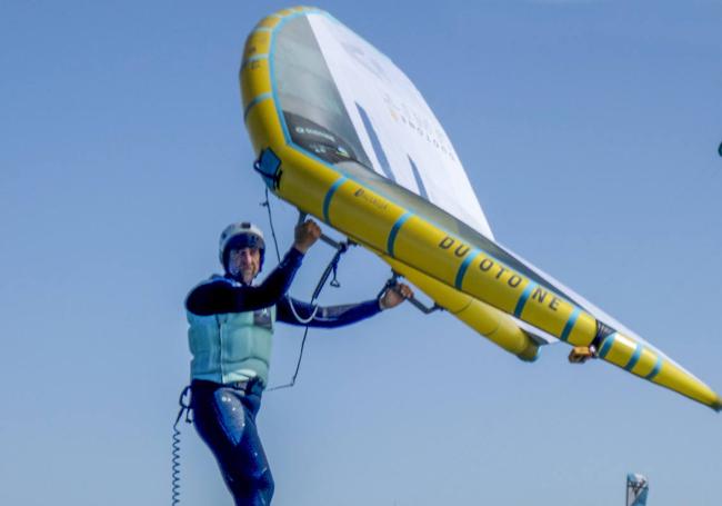 El consultor Alejandro Quintana practica 'wing foil' en la Bahía de Santander.