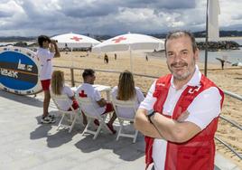 Agustín Salán, este viernes, en el puesto de la Cruz Roja de La Magdalena.