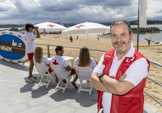 Agustín Salán, este viernes, en el puesto de la Cruz Roja de La Magdalena.