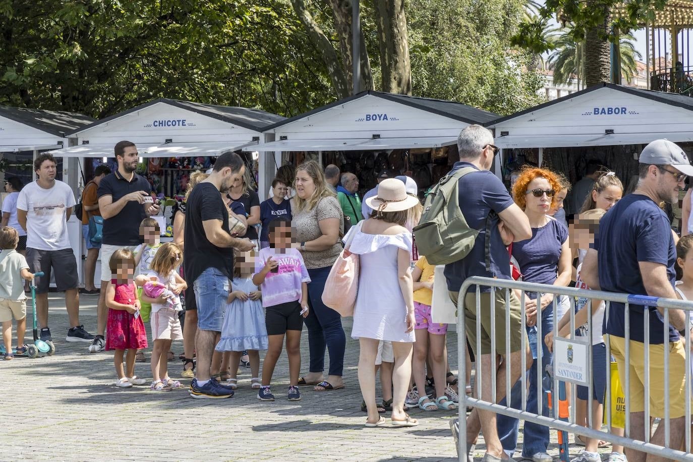 Vecinos y turistas entre los puestos del Mercado Marinero que ha abierto este sábado a las 12.00 horas.