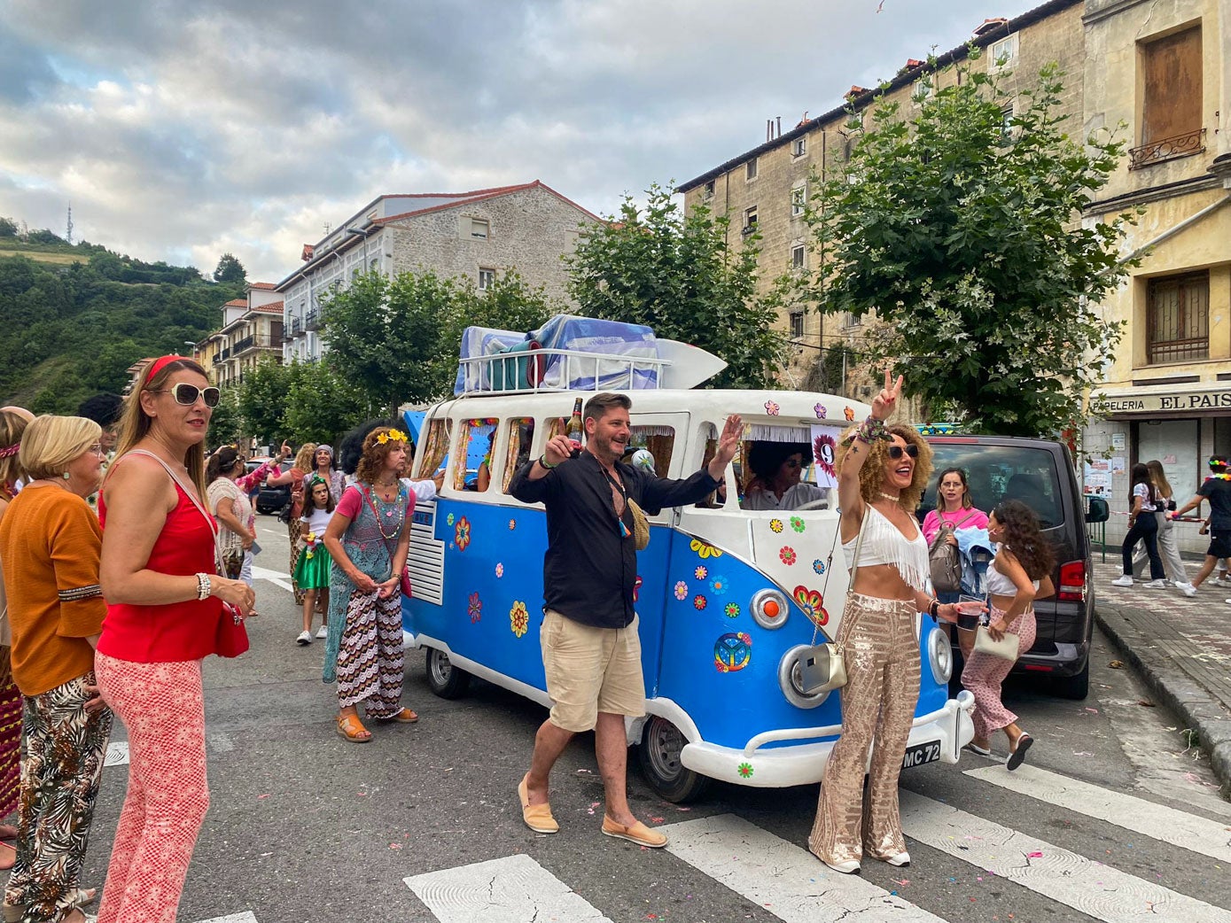 En el desfile también se pudieron ver algunos vehículos que ayudaron a ambientar el pueblo.