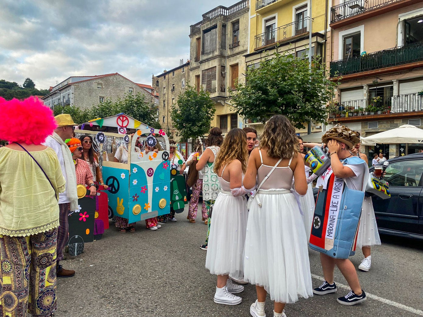 También hubo quien hizo furgonetas hippies de cartón.