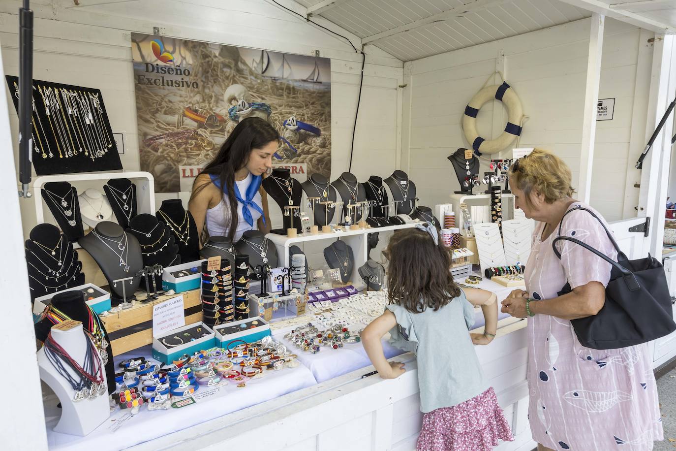 Una trabajadora del mercado del centro de la ciudad atiende a una señora, este sábado.