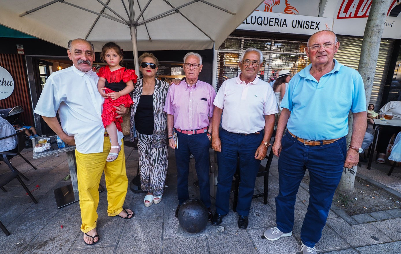 Mariano Salazar, Dayana Salazar (en brazos), María Teresa Jiménez, Gerónimo Cembrero, Manolo Allende y Alejandro Campo.