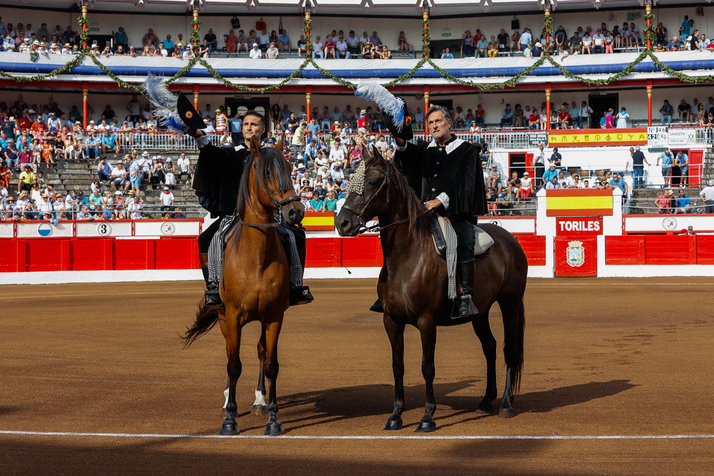 Los dos aguacilillos saludan al presidente durante el paseíllo.