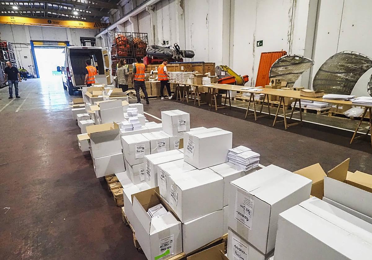 Los trabajadores de la Administración del Estado en Cantabria recibieron el material electoral el 7 de julio antes de distribuirlo por la región.