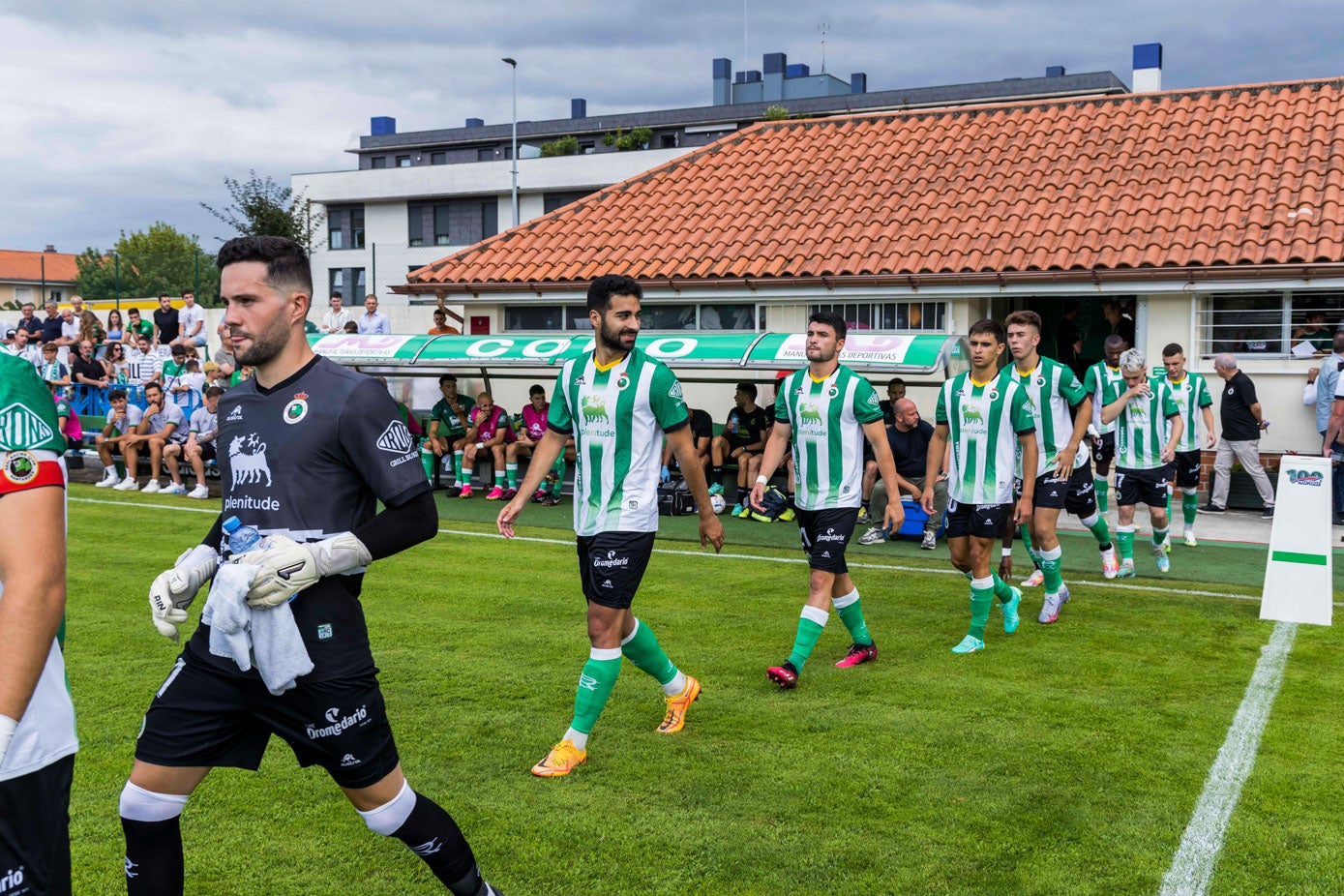 Los jugadores del Racing saltan al césped para afrontar su tercer amistoso de pretemporada. 