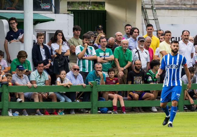 Un buen número de aficionados acudió a Guarnizo para acompañar al Racing.