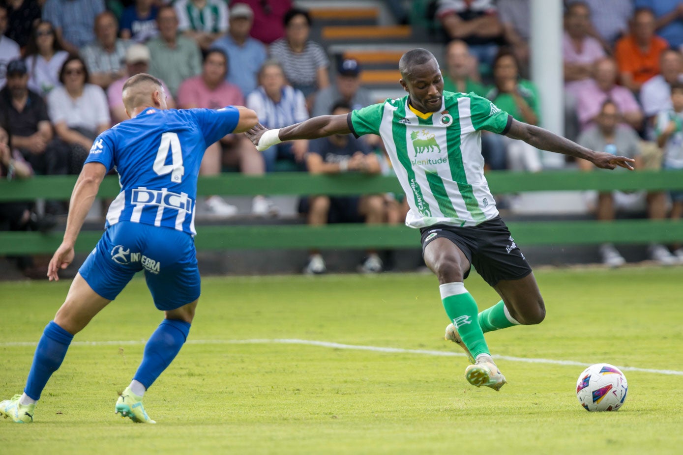 Cedric, el autor del tanto del Racing, encara a un rival. 