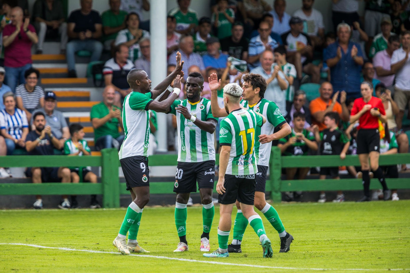 Cedric celebra junto a sus compañeros el gol que marcó para el Racing.