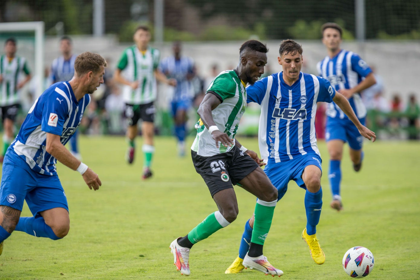 Lago Junior trata de conducir el balón ante dos rivales del Alavés.