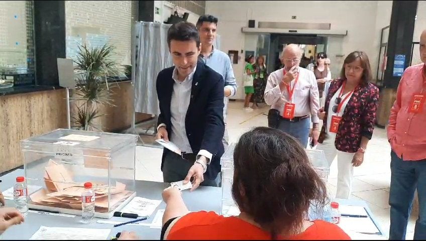 El candidato número uno al Congreso de los Diputados por el PSOE ha llamado al voto a los españoles y cántabros en esta jornada electoral. «Estoy seguro de que la participación va a ser histórica y masiva y, si eso es así, vamos a seguir avanzando los próximos cuatro años».