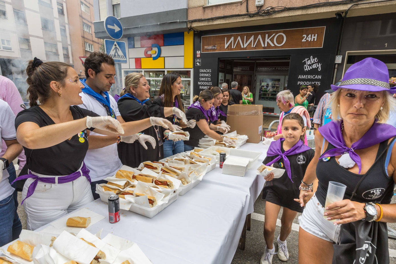 Los miembros de la Peña Los Chatos repartiendo el menú solidario.