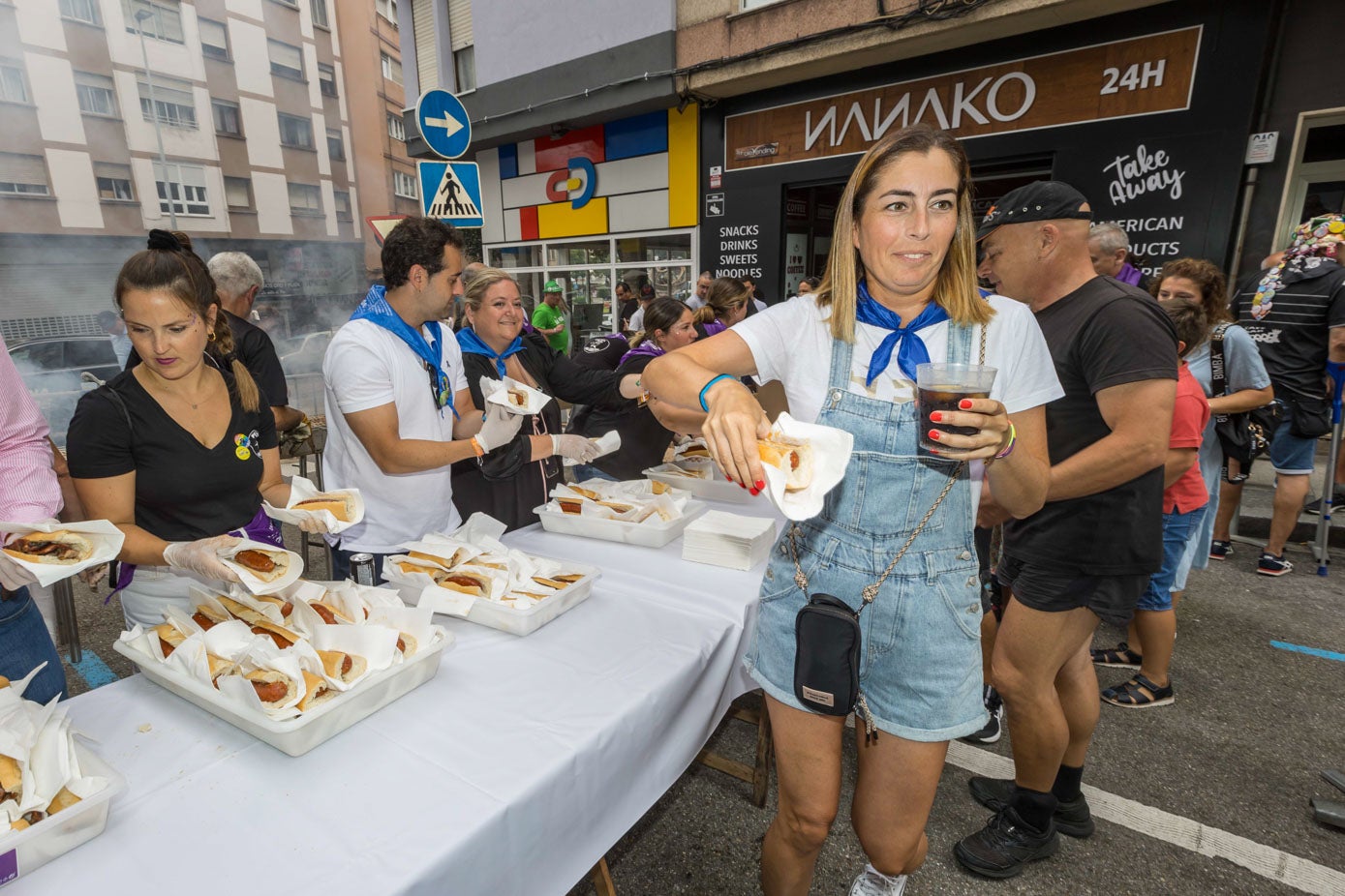 Locales y turistas se han acercado para probar este banquete.