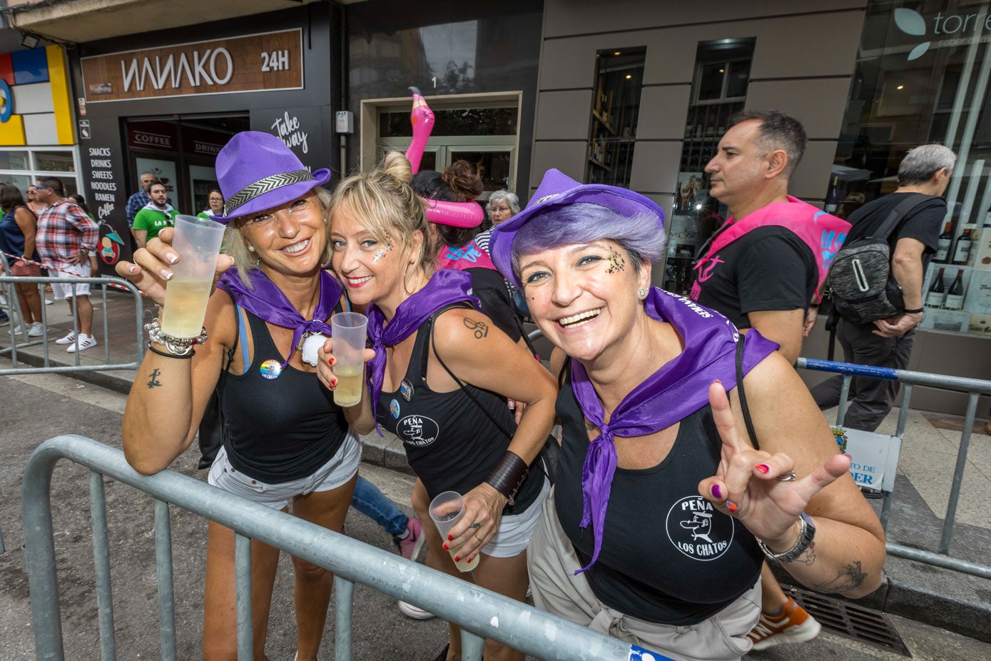 Los colores negro y morado representan a la peña protagonista de este domingo, Los Chatos. 