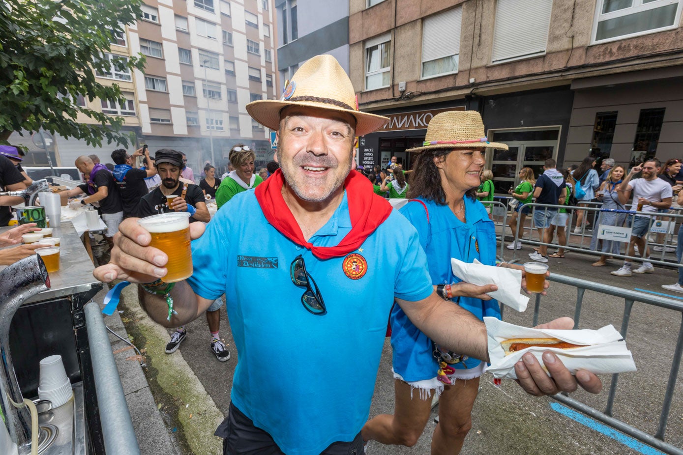 Los gorros con chapas son muy típicos en las peñas santanderinas.