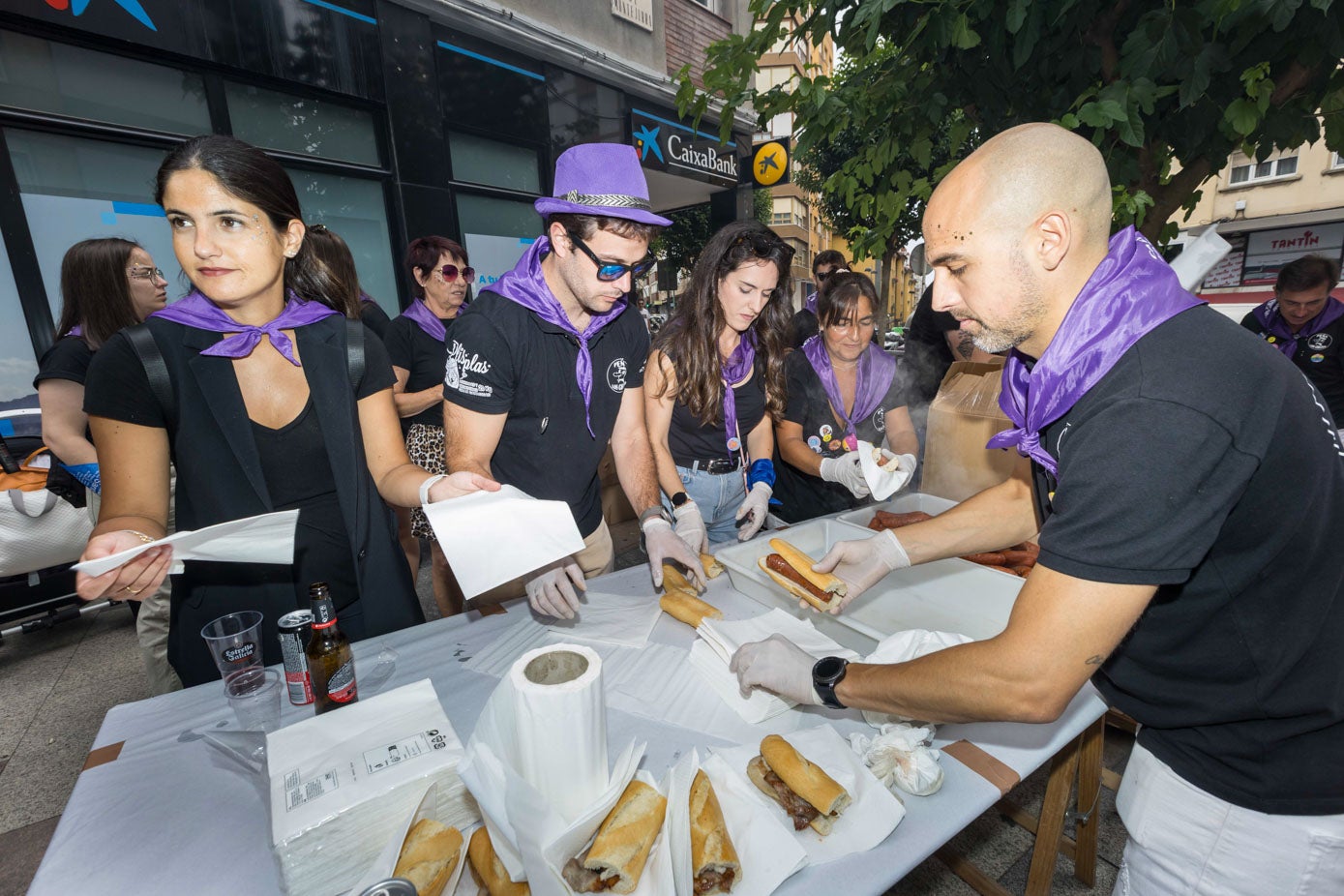 Los integrantes preparan los bocadillos. 