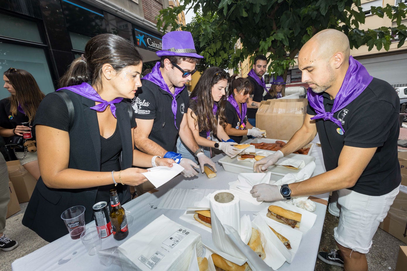 Hermanas Operarias, Médicos Mundi, Comedor Social Infantil, Cáritas, CanELA, Cocina Económica son otras de las asociaciones a las que va destinado lo recaudado por las 14 peñas. 